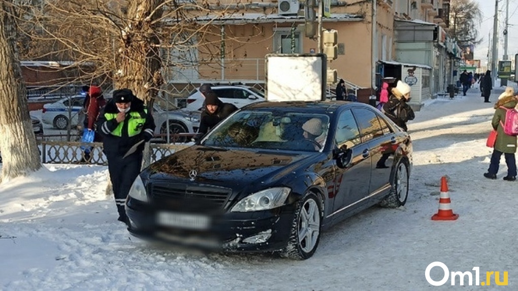 Молодая девушка на Mercedes врезалась в толпу людей в центре Омска. Обновляется