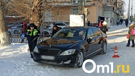 Молодая девушка на Mercedes врезалась в толпу людей в центре Омска. Обновляется