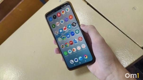Подросток вырвал телефон у школьницы из рук и сбежал