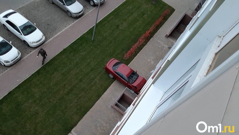 В Омске машина без водителя протаранила многоэтажку