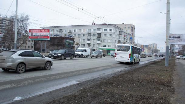 В центре Омска повесили фото злостного должника
