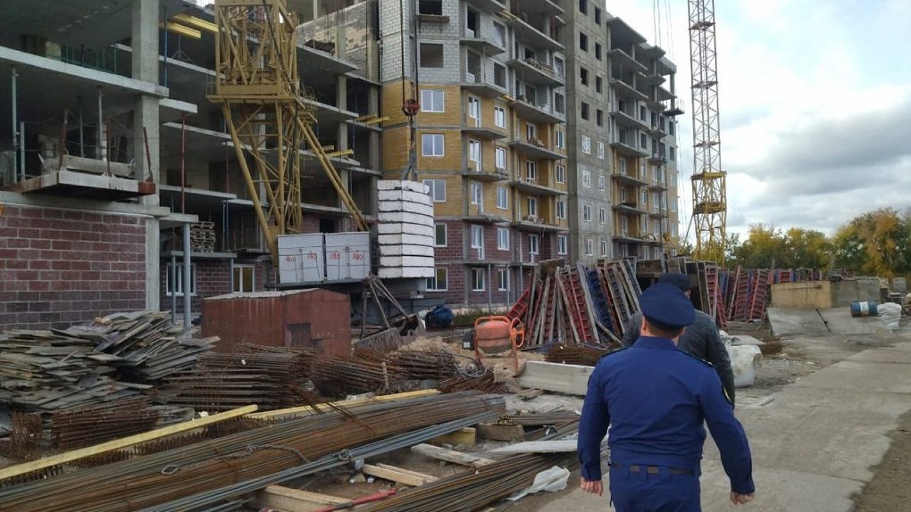 Мэр Омска Шелест устроил внезапную проверку строительных площадок школ