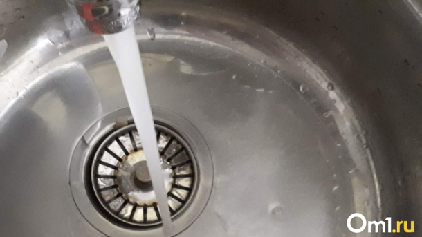 Лето, жара, огороды, а омичи остались без холодной воды. Чиновники уверяют, что проблема возникла на фоне погодных условий