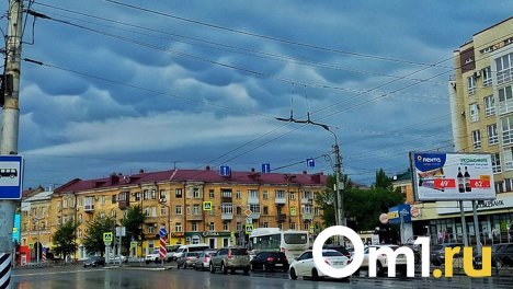Пробило крышу остановки и лужи по колено: показываем последствия обрушившегося на Омск крупного града