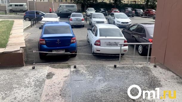 Жильцы омской многоэтажки отрезали соседям половину выездов из двора