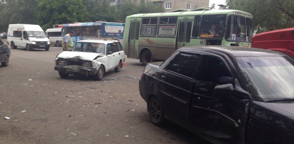 Авария чкаловский. Омск авария Чкаловский. ДТП В Омске сегодня в Чкаловском поселке. Водитель врезался в дом в Чкаловске Омск.