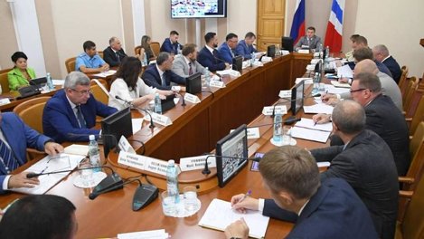 Виталий Хоценко поручил привести в порядок территории у поликлиник в Омске