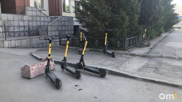 Более сотни парковочных мест для самокатов выделила мэрия Новосибирска