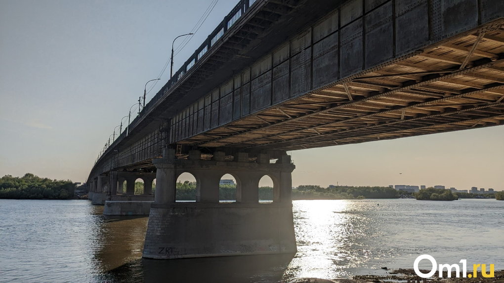 На опорах Ленинградского моста в Омске появились загадочные надписи