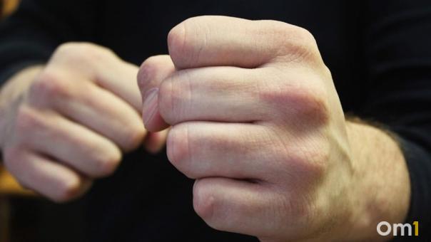 В Омске родной сын набросился с кулаками на свою 85-летнюю мать