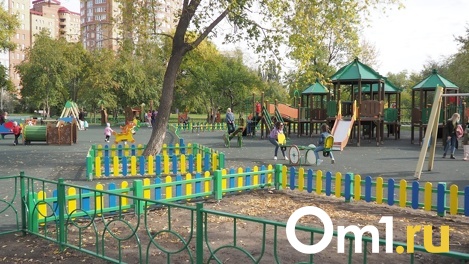 В Омской области построили детскую площадку и повесили на неё замок
