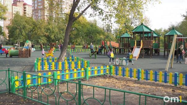 В Омской области построили детскую площадку и повесили на неё замок