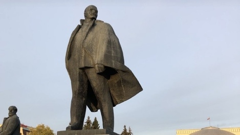 В Новосибирске отмыли памятник Ленину