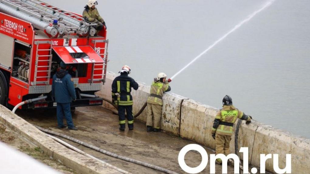 В омском МЧС объяснили, зачем спасатели поливали водой Иртыш