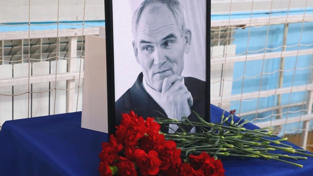В Омске возложили цветы к портрету легендарного самбиста Александра Пушницы