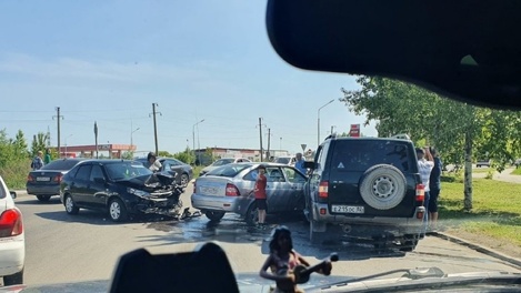 Ребёнок и двое взрослых пострадали в тройном ДТП в Новосибирске