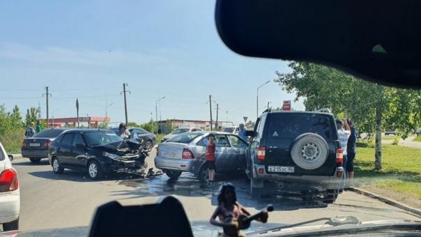 Ребёнок и двое взрослых пострадали в тройном ДТП в Новосибирске