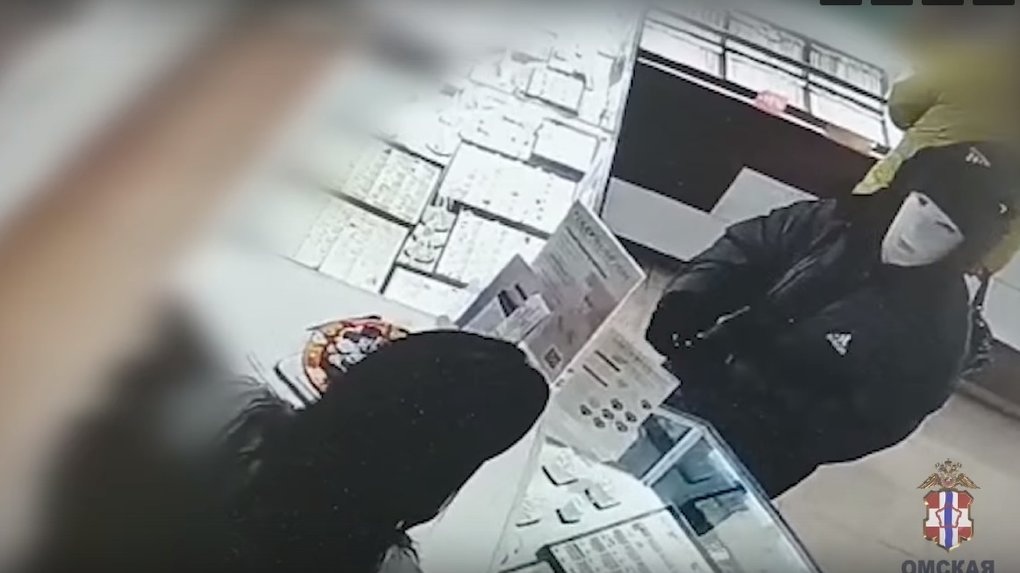 Появилось видео, как омич с перебинтованной головой ограбил ювелирный магазин Хариби