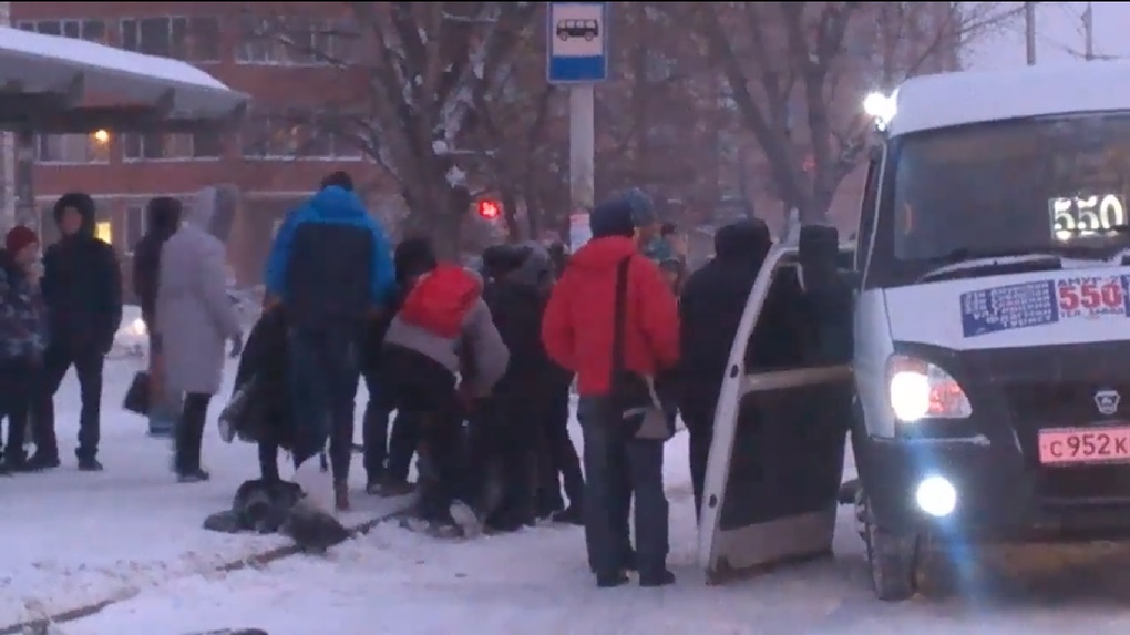 Пассажиры омск. Омск в автобусе дерутся видео. Видео пьяные дебоширы в автобусах Омска.