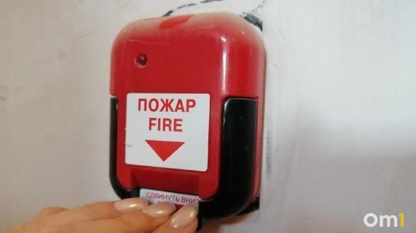 Здание охватило пламенем: частный дом загорелся в Новосибирске. ВИДЕО
