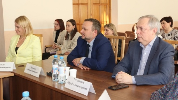 Глава Омского района Геннадий Долматов встретился с молодыми педагогами района