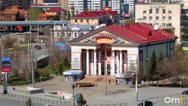 У кинотеатра «Маяковский» зацвела «омская сакура»