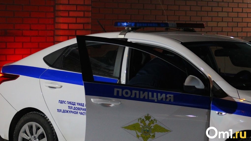 В Омске водитель Cadillac врезался в бетонный столб – четыре человека в больнице