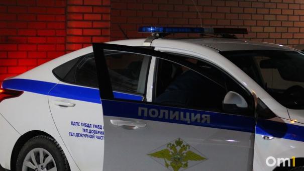 В Омске водитель Cadillac врезался в бетонный столб – четыре человека в больнице