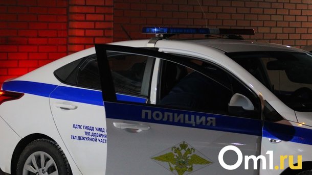 В Омске водитель Cadillac врезался в бетонный столб – четыре человека в больнице