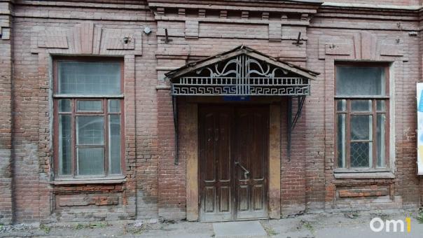 Отделались легко: суд разрешил омичам, укравшим столетние кованые перила, не возмещать ущерб