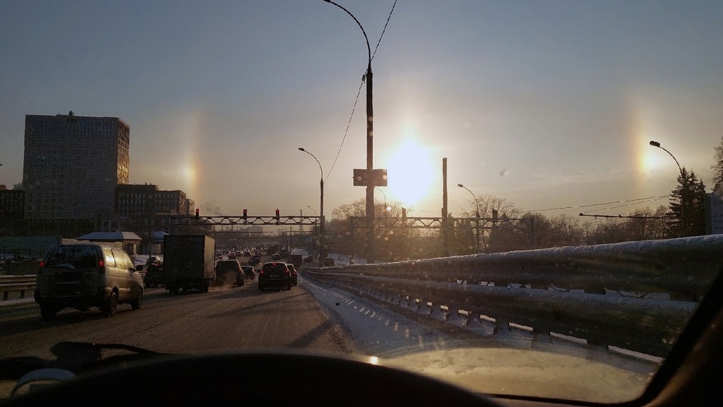 Новосибирцев удивило солнечное гало в морозном небе над городом