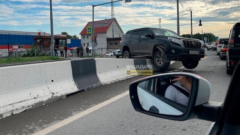 Внедорожник повис на отбойнике на Гусинобродском шоссе в Новосибирске