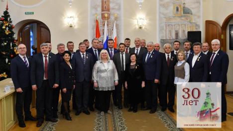 «Мы звенья одной цепи». Руководители области и города наградили депутатов горсовета