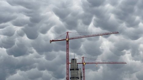 Над Новосибирском заметили тропические вымеобразные облака