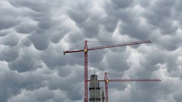 Над Новосибирском заметили тропические вымеобразные облака