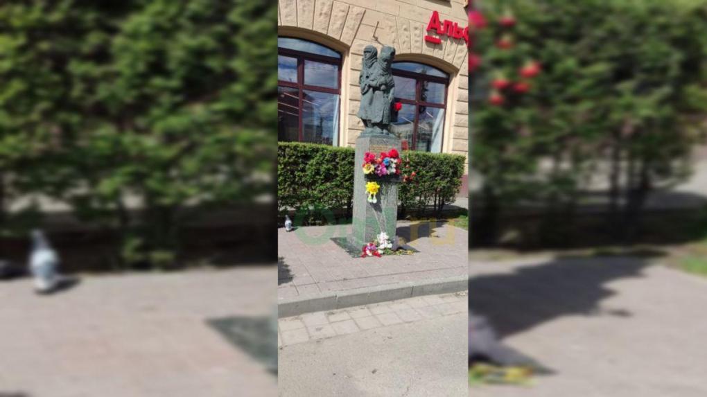 Омичи несут цветы и игрушки к памятнику детям блокадного Ленинграда