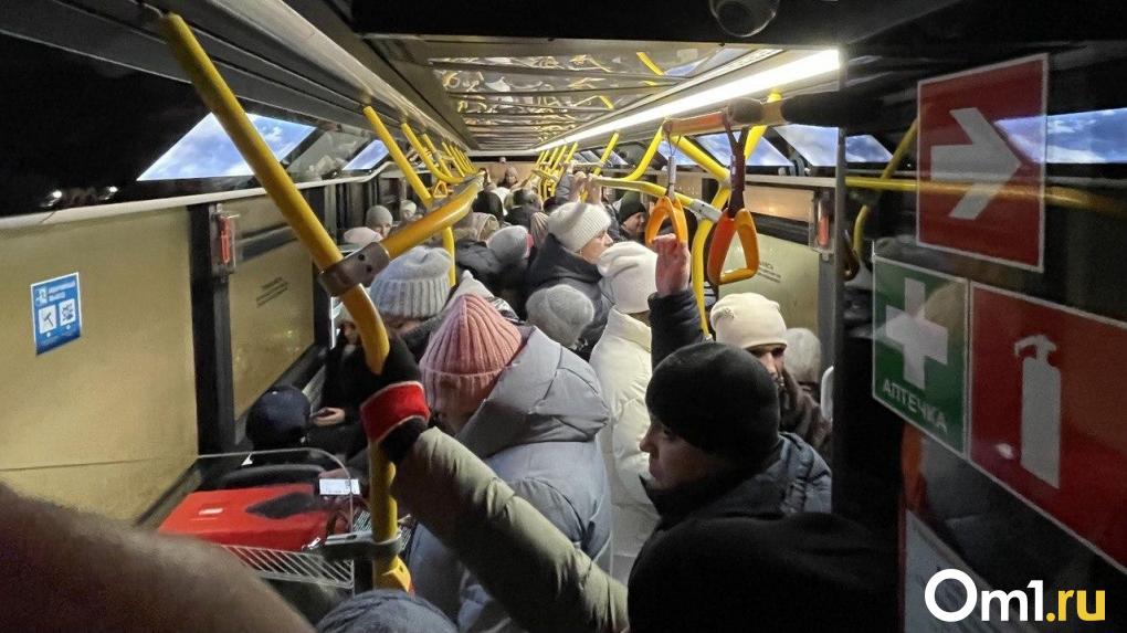 «Не нужно вести себя как быдло-орки»: омичи с боем пытаются влезть в автобусы