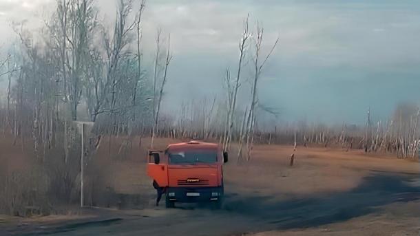 Омича оштрафовали на 5 тысяч рублей за слив отходов в лесу