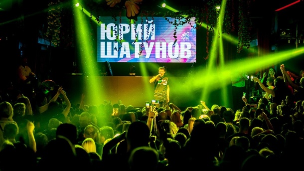 Последние белые розы. На Троекуровском кладбище простились с Юрием Шатуновым. LIVE