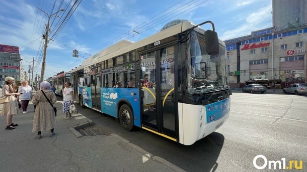 На пять омских маршрутов выпустили дополнительные автобусы