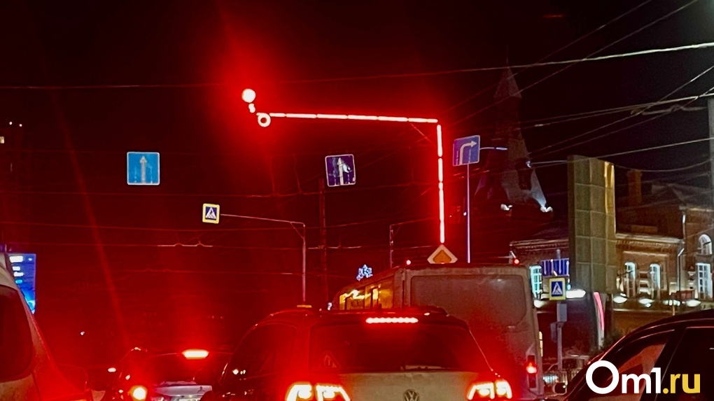 На улицах Омска появятся светофоры со светящейся опорой