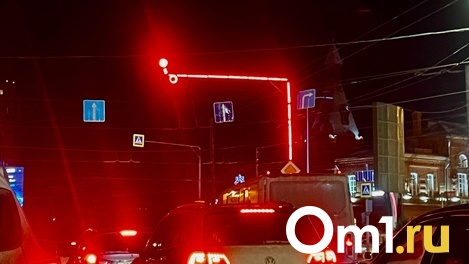 На улицах Омска появятся светофоры со светящейся опорой