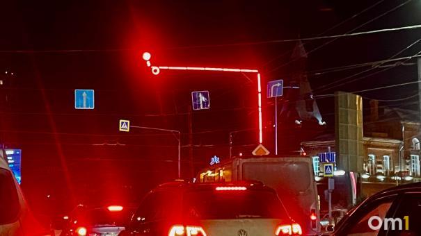 На улицах Омска появятся светофоры со светящейся опорой