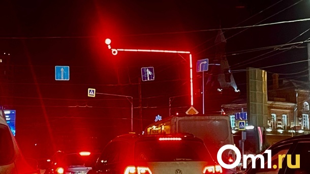 На улицах Омска появятся светофоры со светящейся опорой