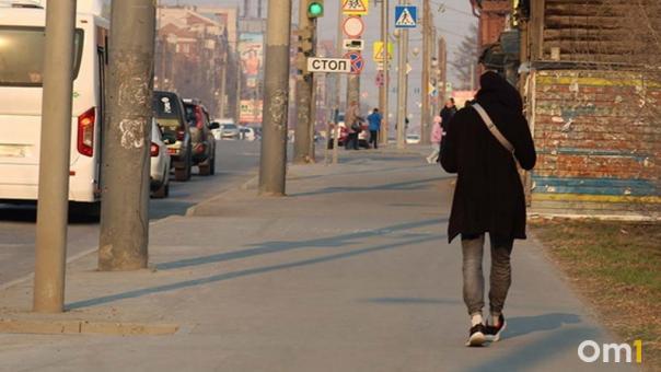 Омичи пожаловались на дыру в асфальте посередине тротуара