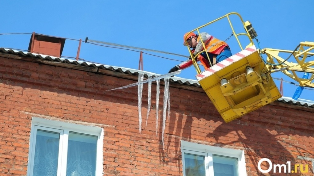«Нельзя останавливаться и рассматривать»: МЧС предупреждает новосибирцев о сходе снега с кровли зданий