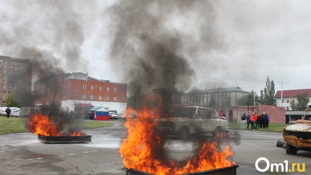 В Омске вспыхнул припаркованный у стоянки автомобиль