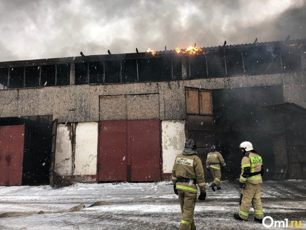 Горящие омск. Обрушение кровли склада с плиткой. Обрушенная крыша Белоярской АЭС. Склад бытовой химии рухнула крыша. Обрушение крыши в Металлострое у Пятерочки.