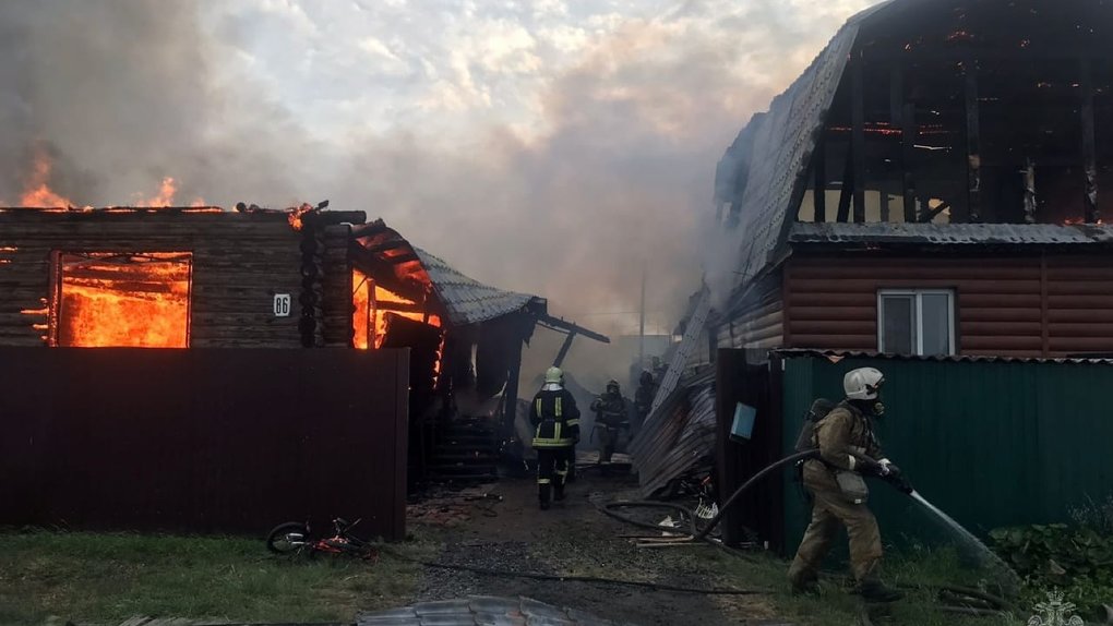 В Омске загорелись три частных дома разом