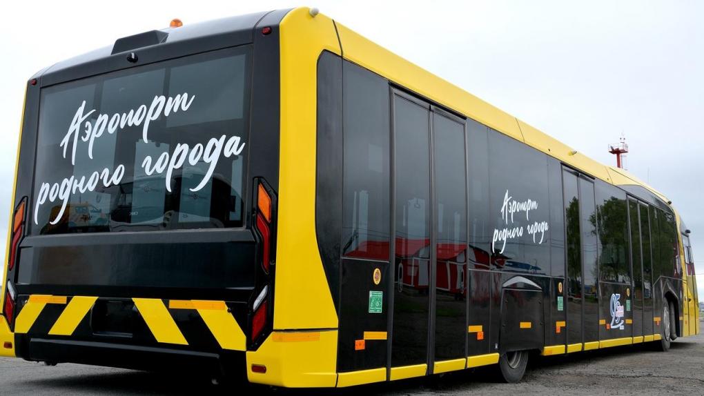 Автобусы омского аэропорта получили брендированные надписи